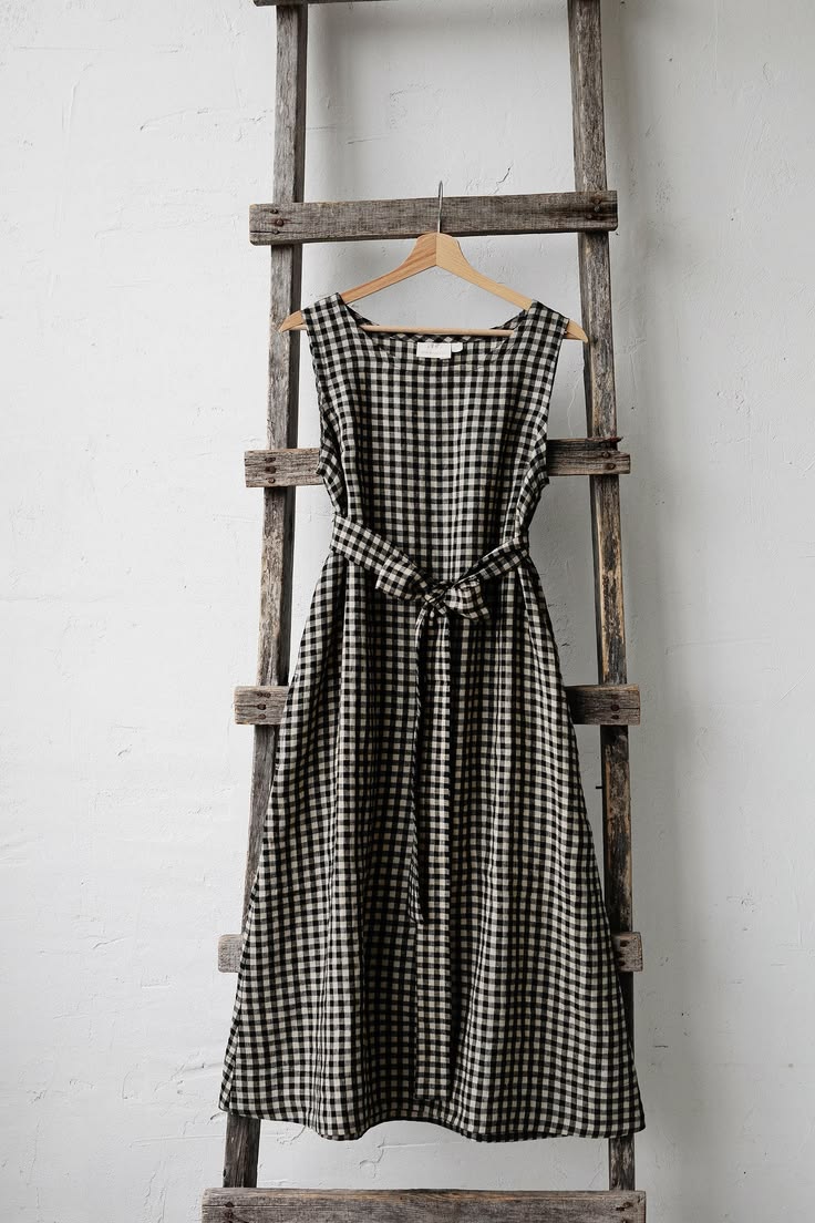 KATE | SLEEVELESS LITTLE MIDI DRESS - Black