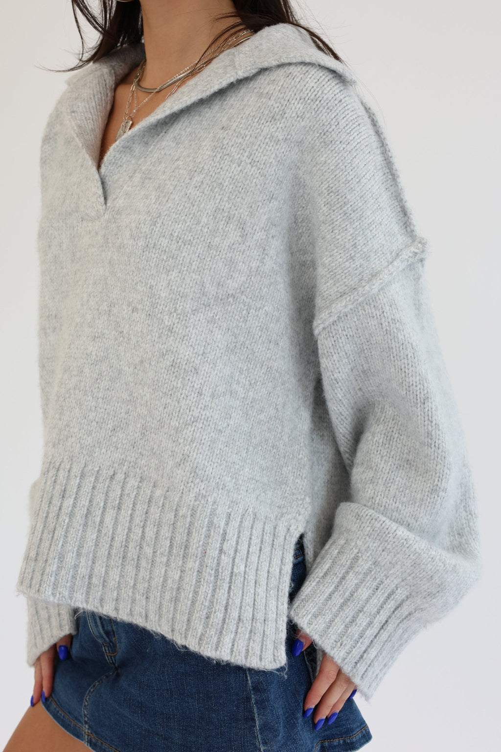 AMORETTE | V-NECK KNIT TOP