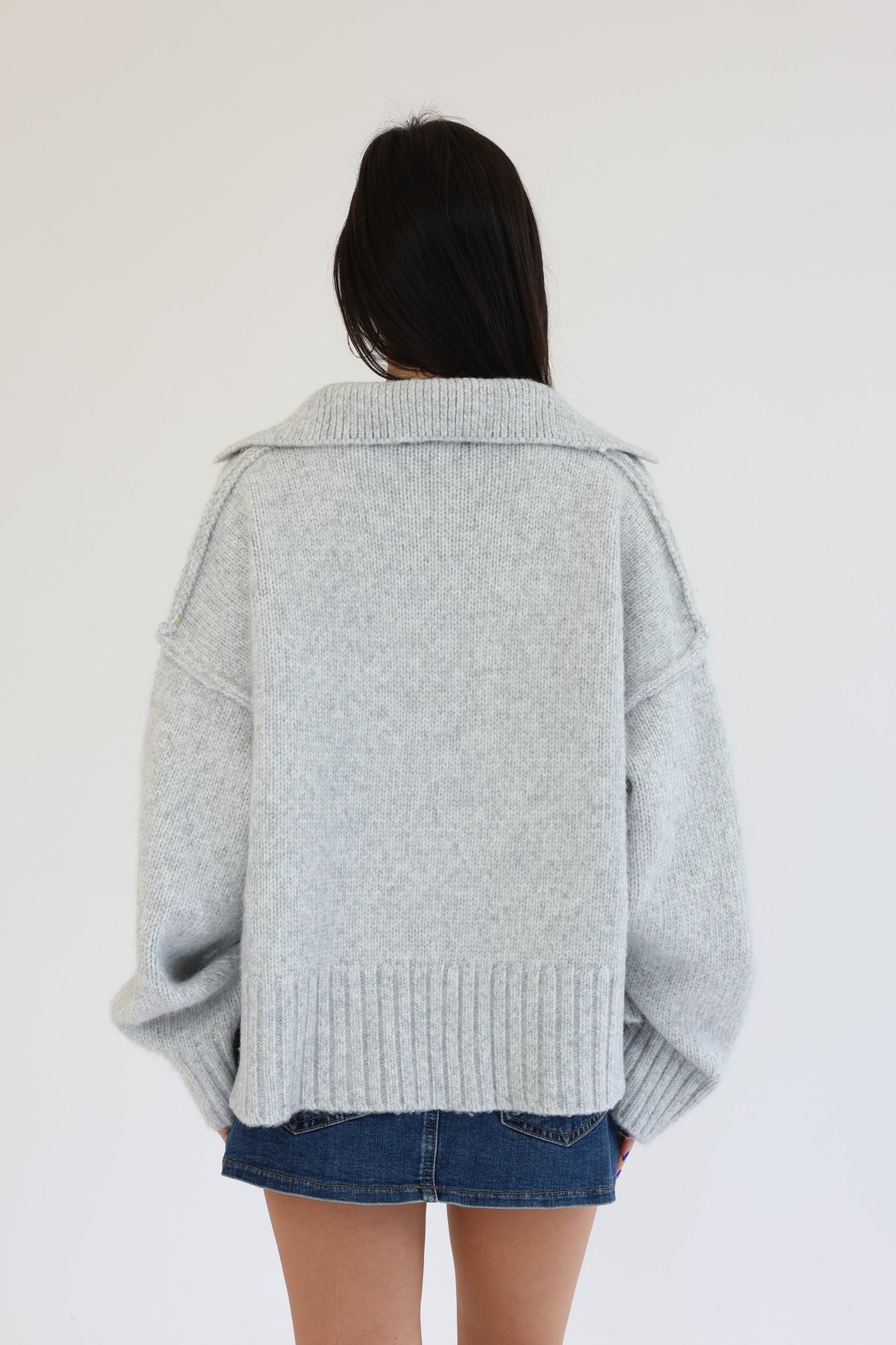 AMORETTE | V-NECK KNIT TOP