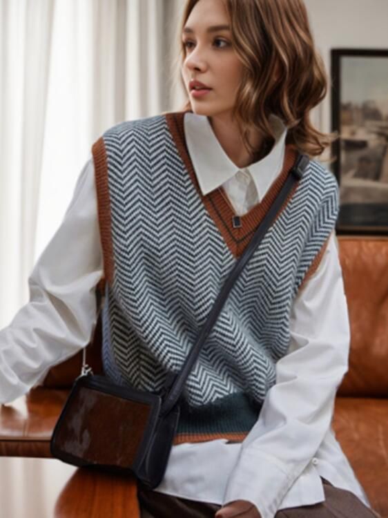 GERMAINE | ZIGZAG V-NECK SLEEVELESS SWEATER - Blue Zigzag