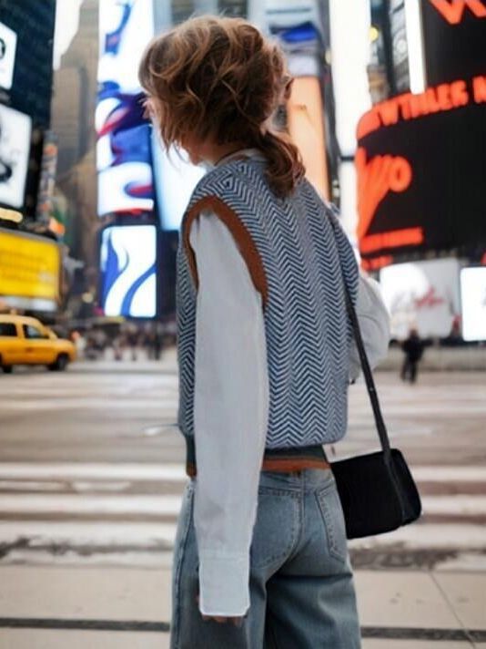 GERMAINE | ZIGZAG V-NECK SLEEVELESS SWEATER - Blue Zigzag