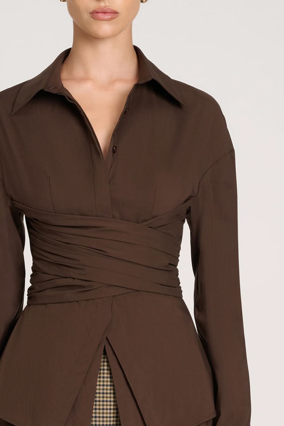 LIORA | SINCHED BLOUSE - Brown, close up