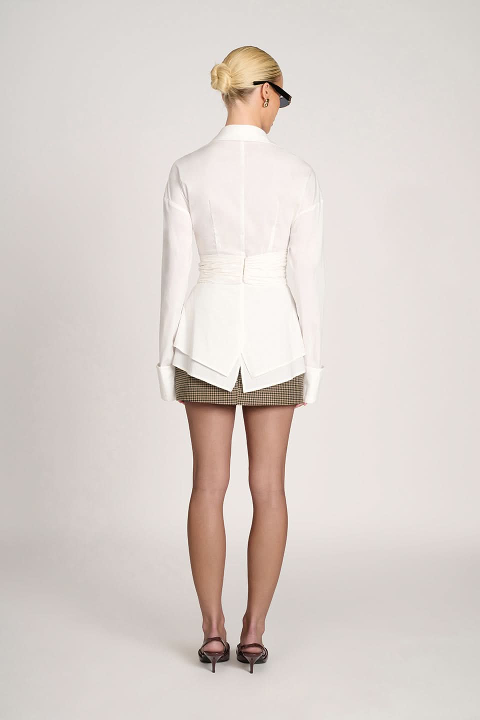 LIORA | SINCHED BLOUSE - Brown, close up
