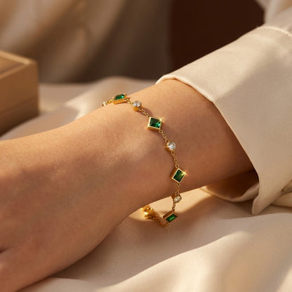 TOVE | GREEN STONE STATION BRACELET - Gold